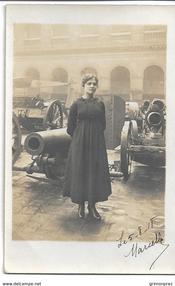 CARTE-PHOTO WW1 PARIS MILITARIA Hôtel Des Invalides 7 ème Arrdt Guerre 1914-1918 Femme Parmi Les Canons Pris à L'Ennemi - District 07