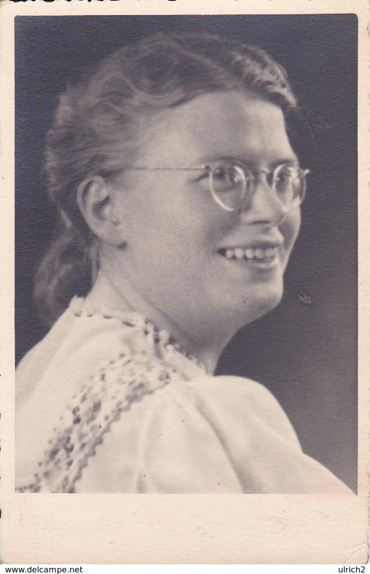 AK Foto Frau In Trachtenbluse Mit Brille - Ca.. 1930 (47563) - Bekende Personen