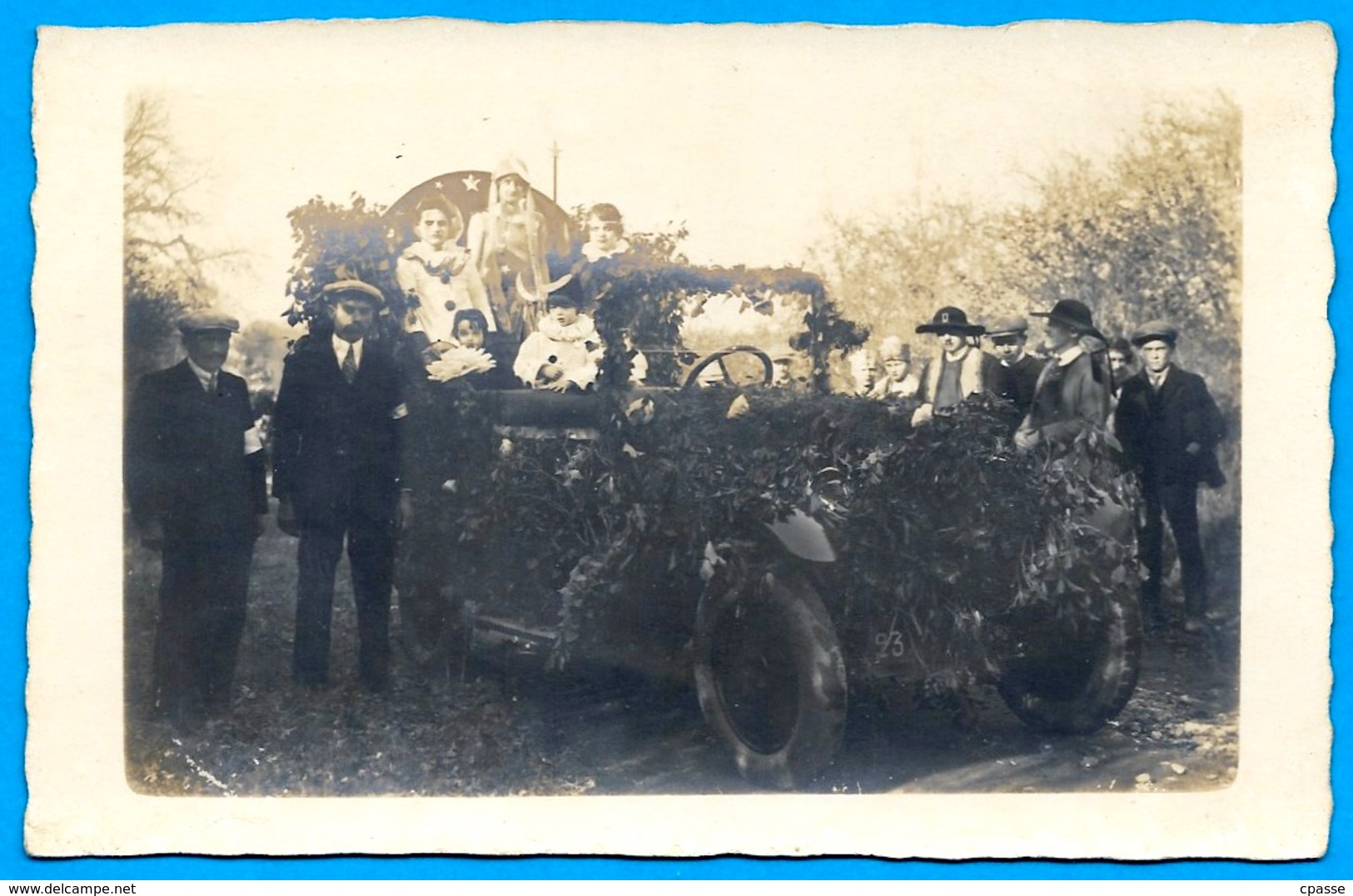 CPA CARTE PHOTO à Identifier : Fête Auto Fleurie Reine (à Droite Personnages Portant Un Costume Régional) - A Identifier