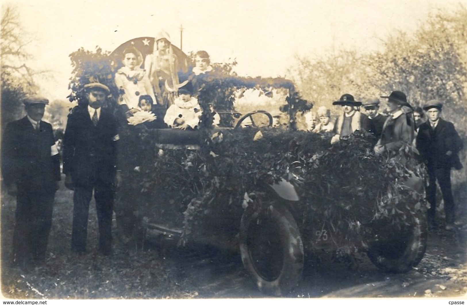 CPA CARTE PHOTO à Identifier : Fête Auto Fleurie Reine (à Droite Personnages Portant Un Costume Régional) - A Identifier