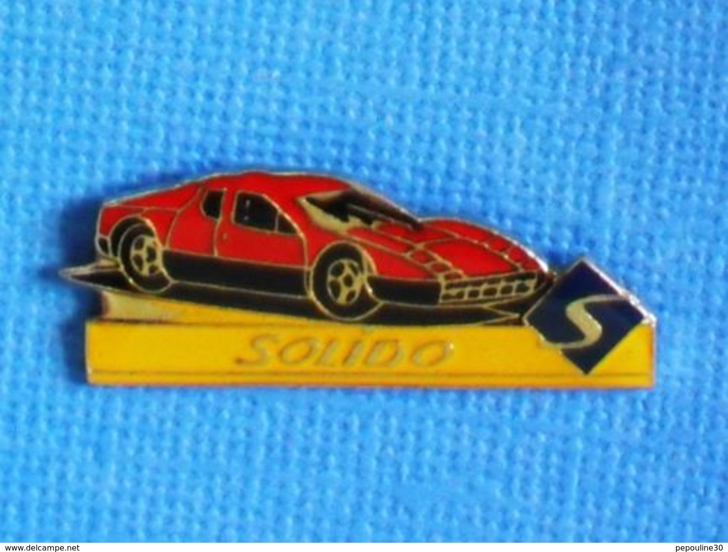 1 PIN'S //  ** MINIARURE SOLIDO / FERRARI ** - Ferrari