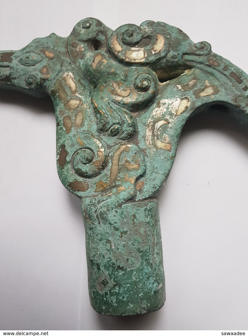 HAMPE DE PORTE LAMPE - CHINE - STYLE ARCHAÎQUE - CHIMERE AVALANT UN SERPENT - MYTHOLOGIE - BRONZE OXYDE - Archéologie