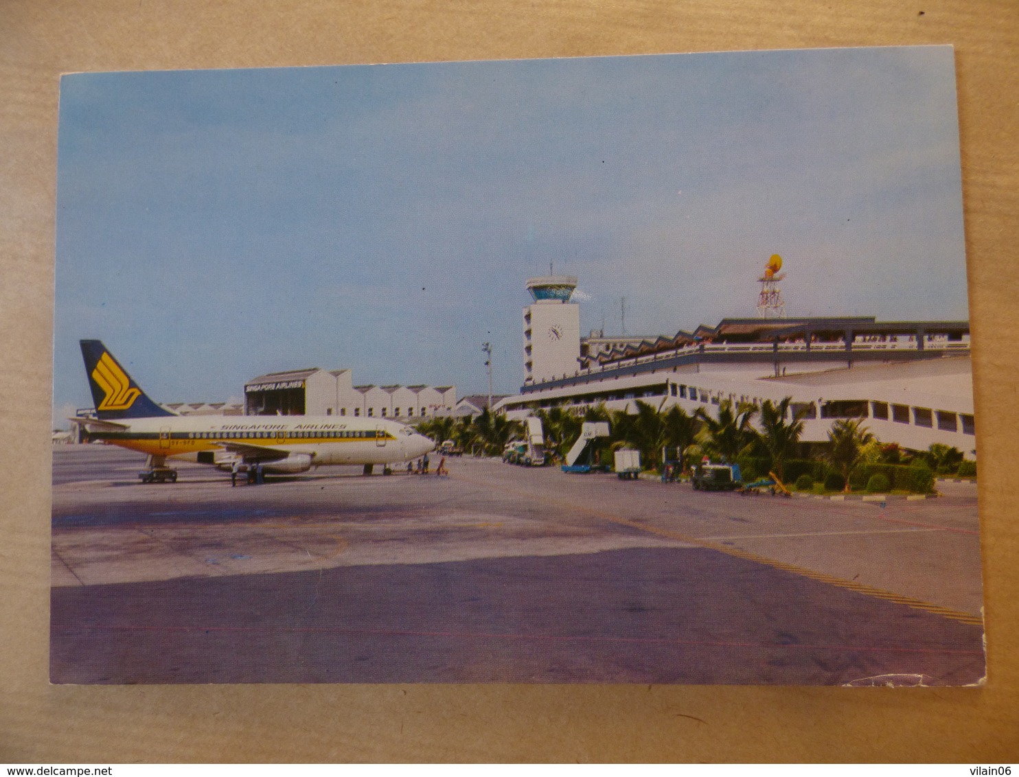 AEROPORT / AIRPORT / FLUGHAFEN     SINGAPORE INTERNATIONAL  B 737 SINGAPORE AIRLINES - Aérodromes