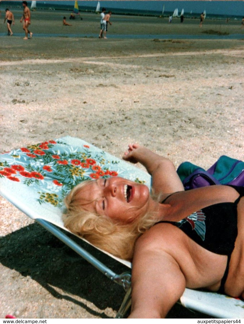 Photo Couleur Originale Extase De Femme Détendue à La Plage Vers 1970/80 - Pin-Ups