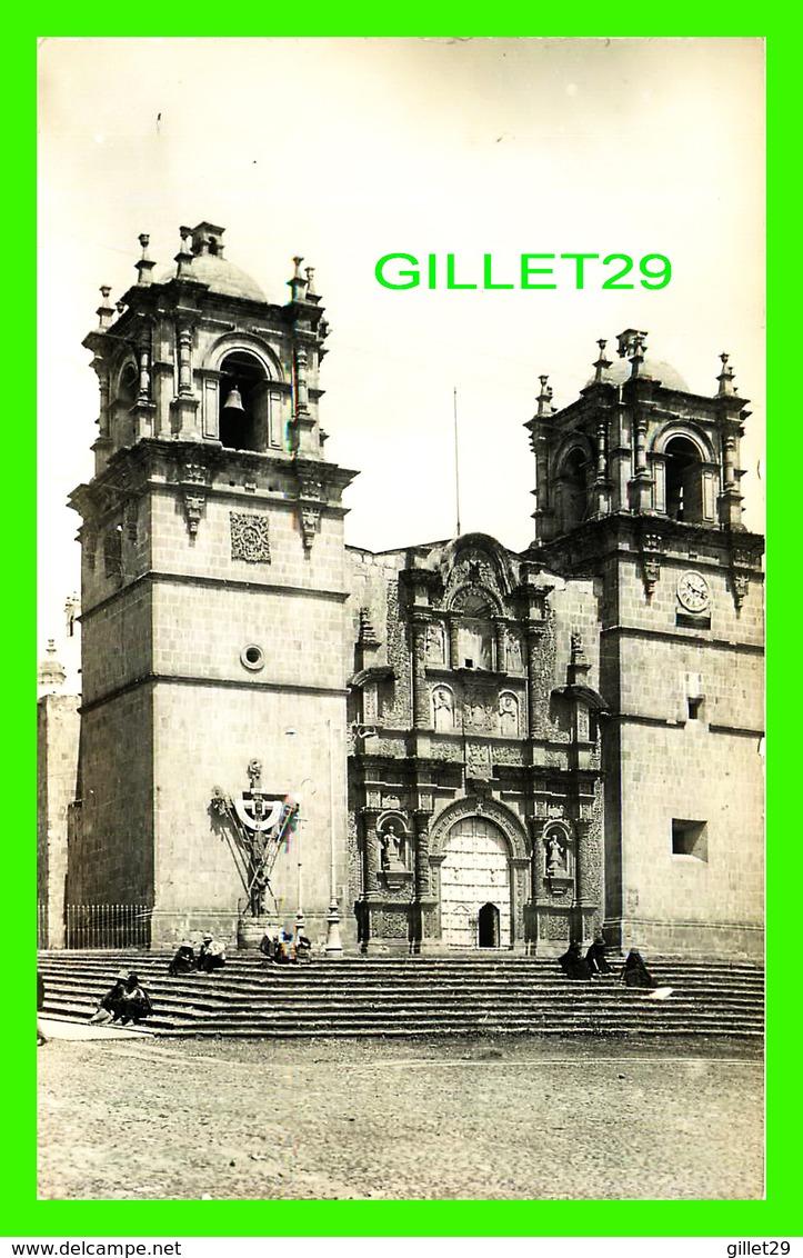 CUZCO, PEROU - LA CATHEDRAL LA COMPANIA  - ANIMATED WITH PEOPLES - REAL PHOTOGRAPH - - Pérou