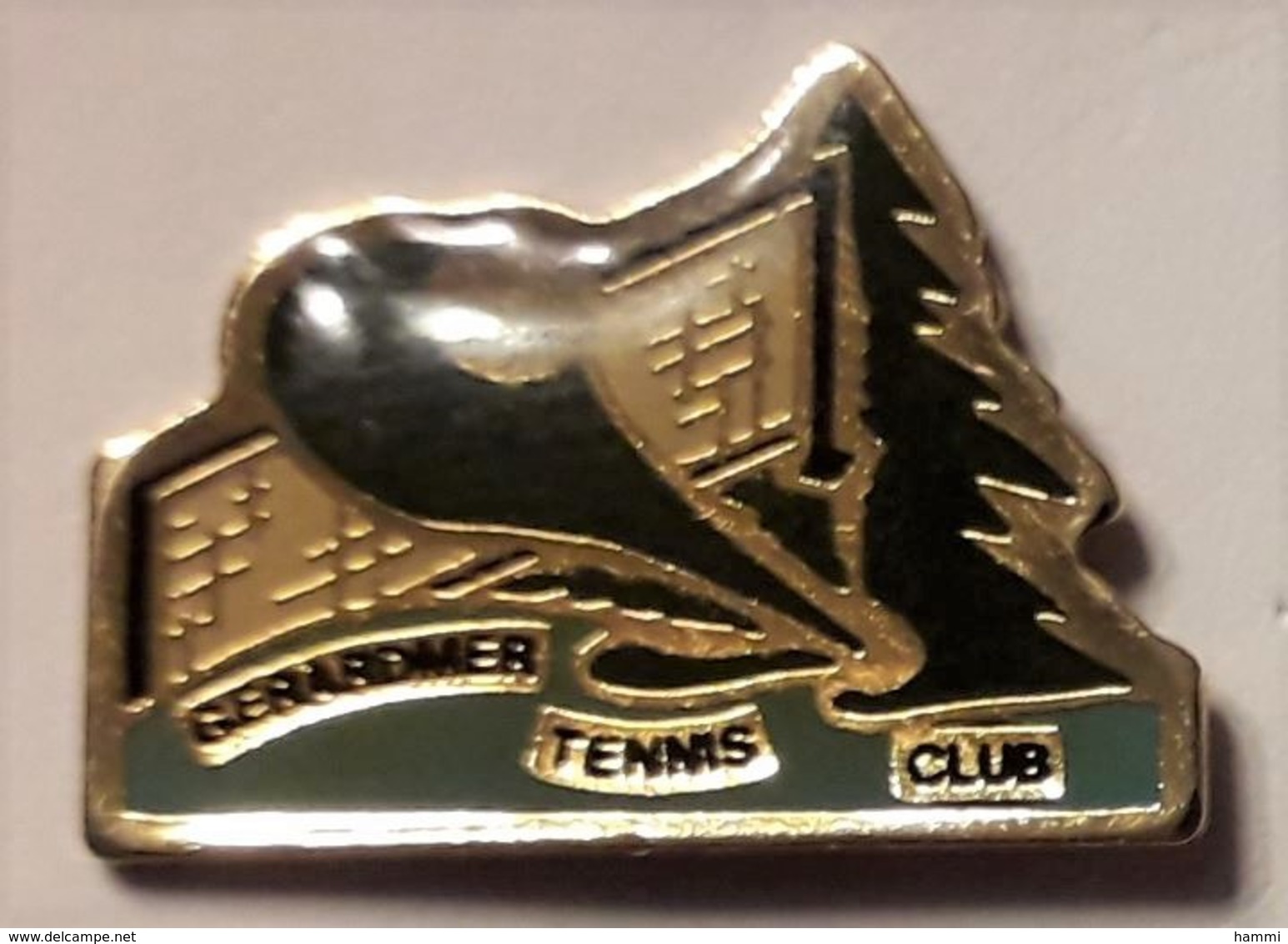 A20 Pin's TENNIS Club Gerardmer Vosges Sapin (reflets Sur Le Haut Du Pin's Dus à La Lumière) Achat Immédiat - Tennis