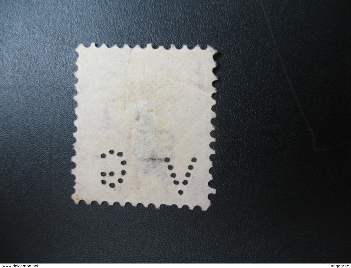 Perforé  Perfin  Suisse  à Voir ;   Perforation   GV   Ref  G 41  (cassure En Haut Entre Le E Et Le T De Helvetia) - Perforadas