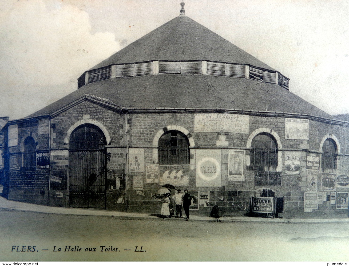 Cpa  61 FLERS  Animée  LA HALLE AUX TOILES . EDITEUR LL . ORNE . Affiches Publicitaires - Flers