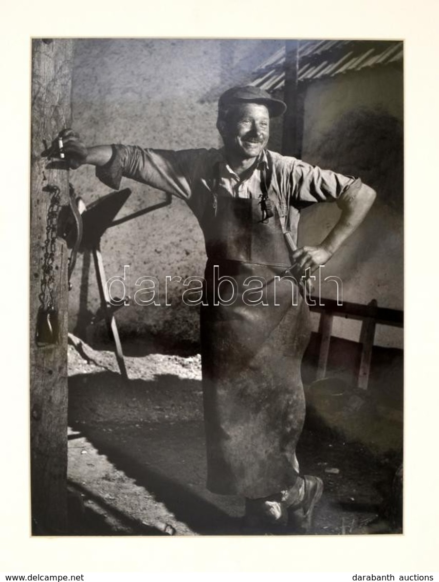 1954 Kálmán Béla (1921-2011): Village Blacksmith, Bánkút, Hungary, Feliratozott Fotó, Paszpartuban, 38×29 Cm - Sonstige & Ohne Zuordnung