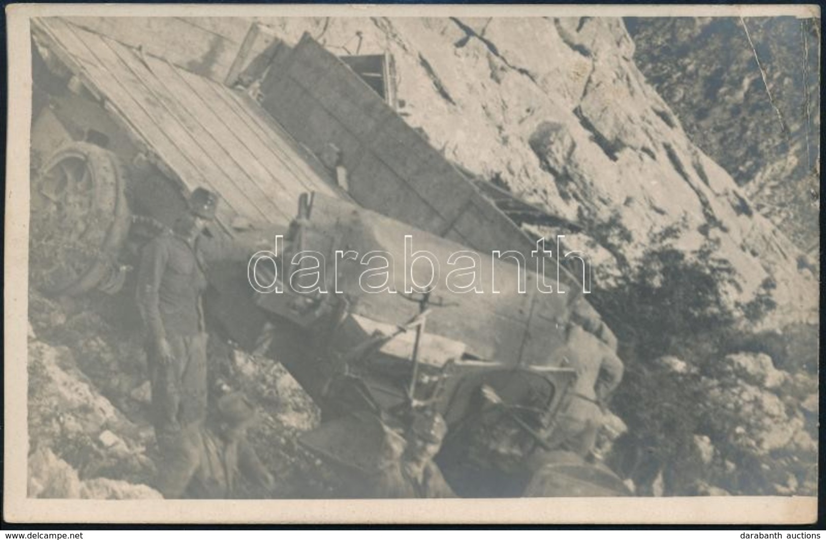 Cca 1917 Hegyoldalon Megcsúszott és Balesetet Szenvedett Katonai K. U. K. Teherautó, Fotó, Felületén Törésnyom, 8,5×14 C - Sonstige & Ohne Zuordnung