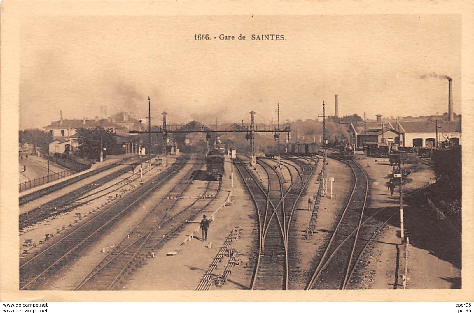 17 .n° 108303 .  Saintes . Train .la Gare .vue Generale . - Saintes