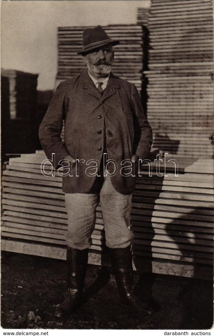 T2 Ágya, Adea; Uraság A Fűrésztelepen / Landowner At The Sawmill. Photo - Ohne Zuordnung