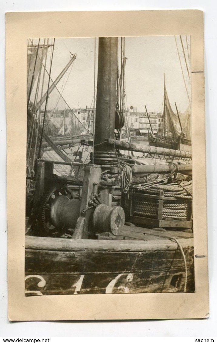 PHOTOGRAPHIE 0002 MARINE Peche Treuil à Bras Des Chalutiers à Voiles Pont Bateau   Dim 11,5 Cm X 7,50  Cm - Piroscafi