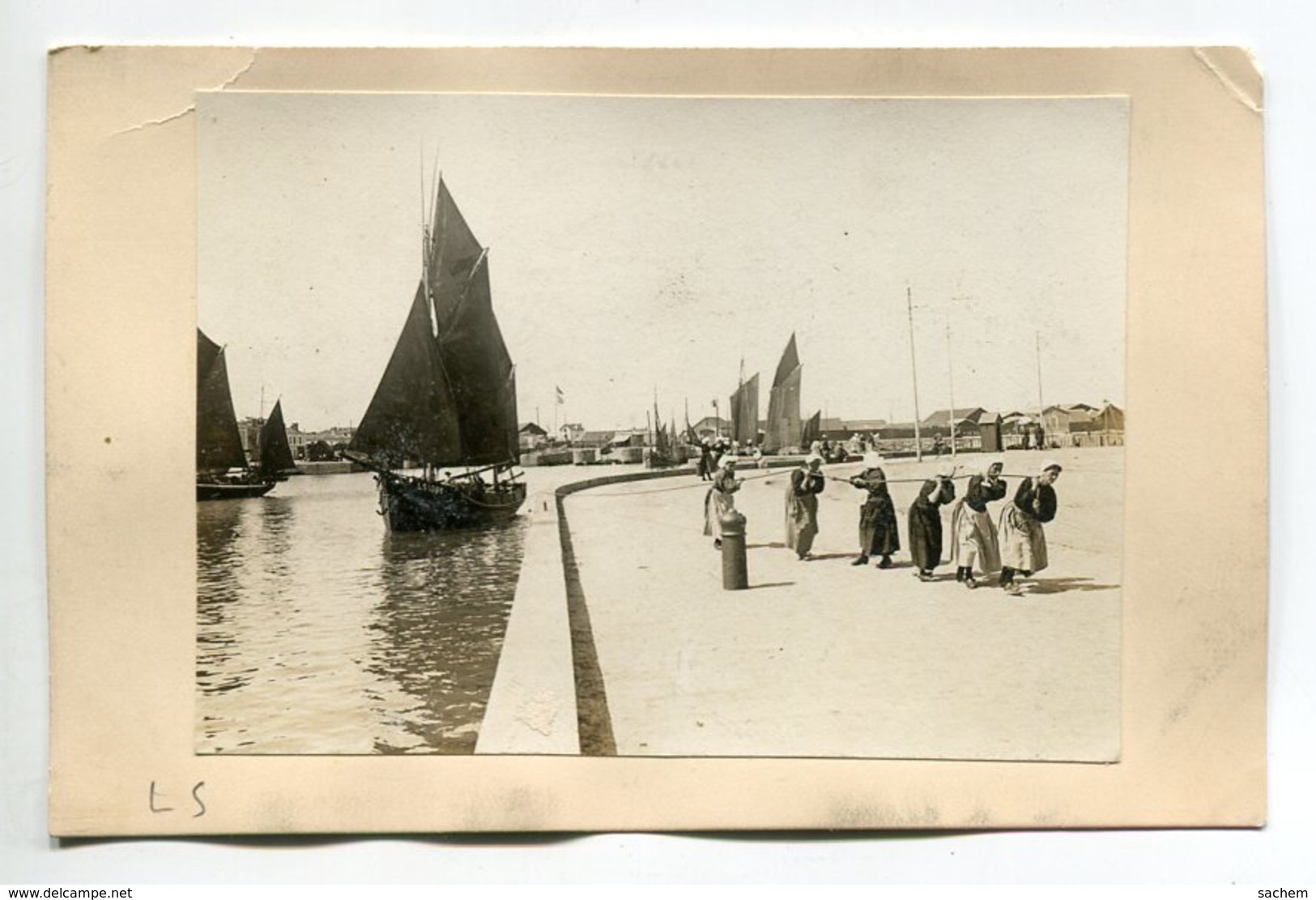 PHOTOGRAPHIE 0003 LES SABLES D'OLONNE Femmes Halage Bateau Sardinier E,ntrée Au Port    Dim 10,5 Cm X 7,50  Cm - Ile De Noirmoutier