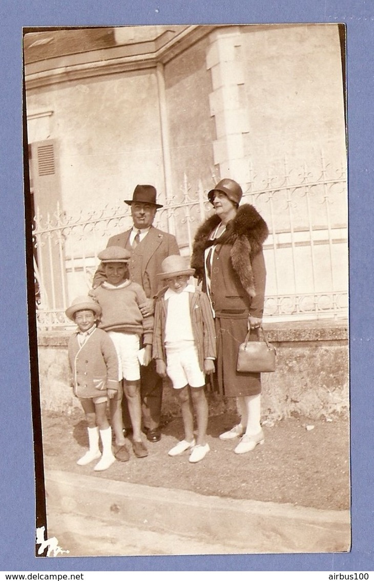 PHOTO ORIGINALE SEPTEMBRE 1930 - COUPLE FAMILLE ENFANTS GARCONS CULOTTES COURTES ÉTOLE De VISON FOURRURE MODE - Persone Anonimi