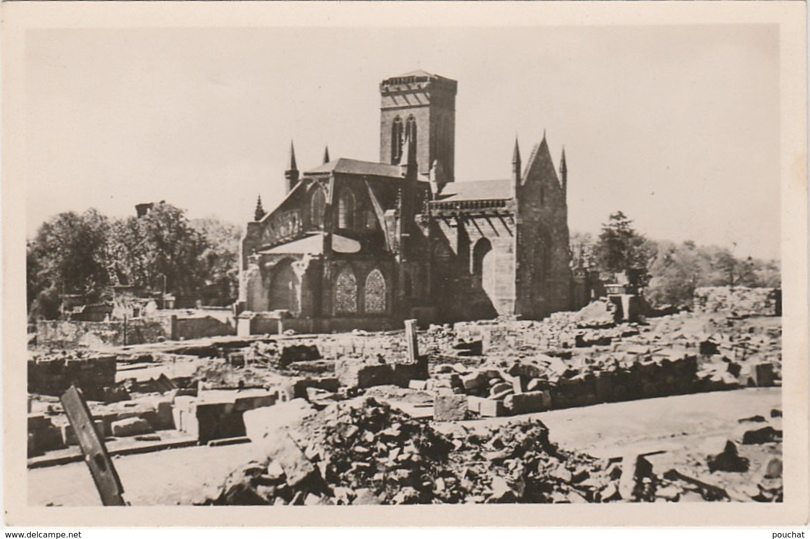 W27- 14) VIRE (CALVADOS)  NOTRE DAME VUE  DE LA RUE DU NEUFBOURG - (2 SCANS) - Vire