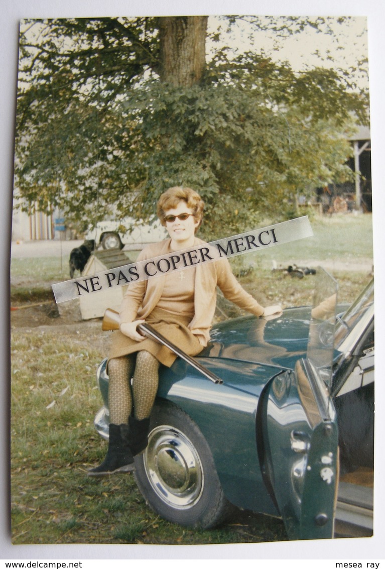 Femme Au Fusil De Chasse Assise Sur Citroen DS ID Verte 1968 Photo Originale Cliché Amateur - Automobile