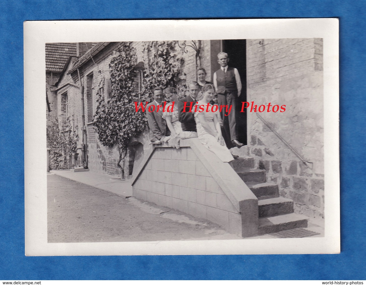 Photo Ancienne Snapshot - VERCHAIN MAUGRé ( Nord ) - Portrait Sur L'escalier D'une Belle Maison à Situer -  1935 - Lugares