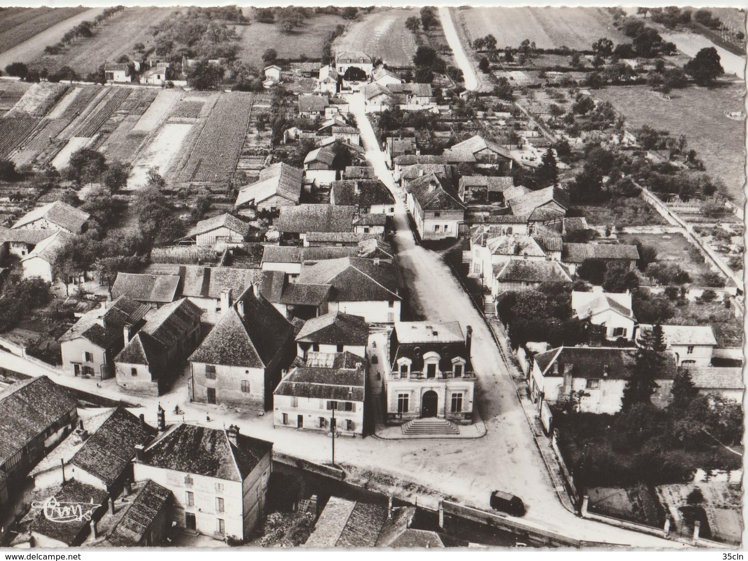 SOULAINES - DHUYS ( Aube ) - Quartier De L'Hôtel De Ville. Vue Aérienne. Carte CPSM Format 10,5 X 15. - Autres & Non Classés