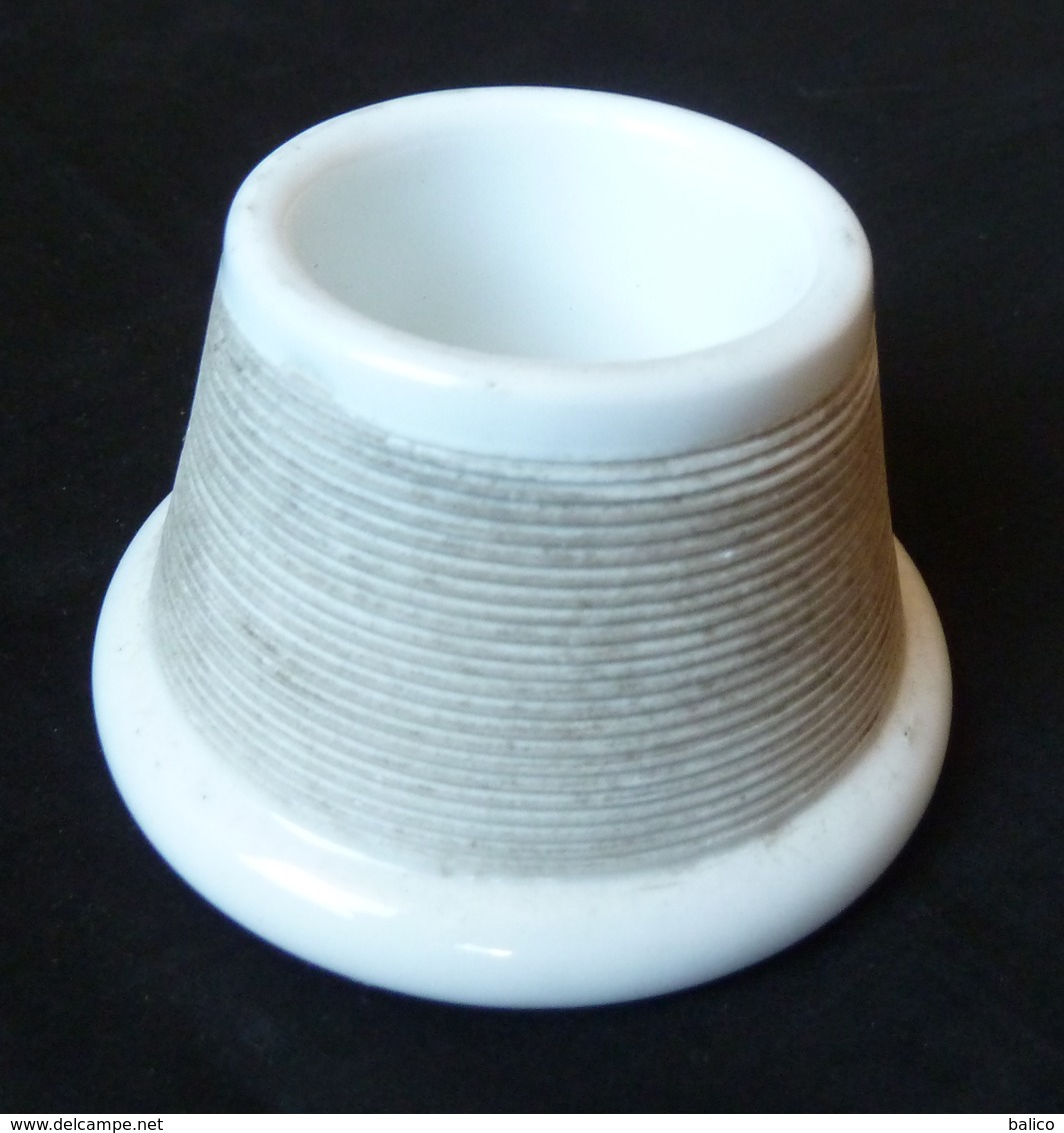 Ancien Pyrogène Porcelaine Blanc Porte Allumette 19eme Siecle - Zündholzhalter