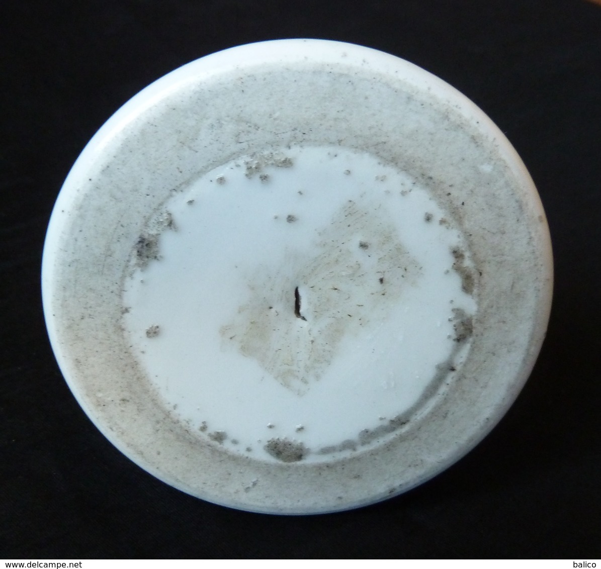 Ancien Pyrogène Porcelaine Blanc Porte Allumette 19eme Siecle - Zündholzhalter