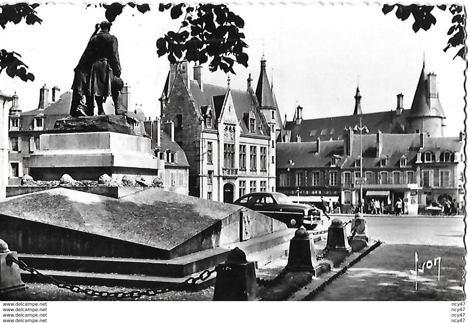 CPSM/pf (58)  NEVERS.  Monument Aux Morts, Caisse D'épargne Et Palais Ducal.  .I 772 - Nevers