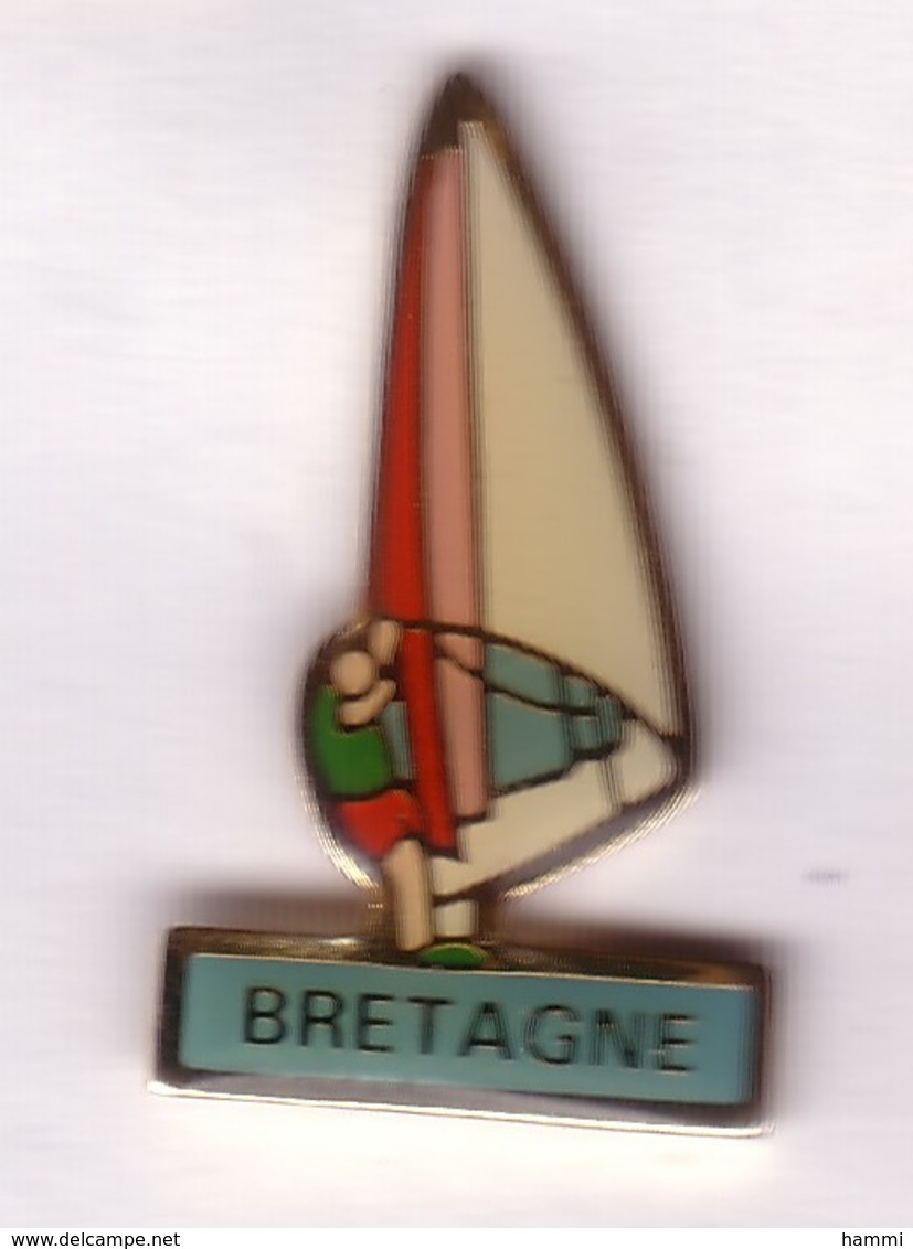 AA43 Pin's Planche à Voile Bretagne Achat Immédiat - Voile