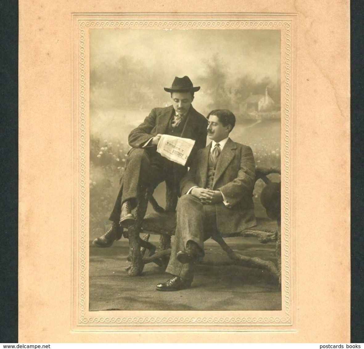 Fotografia SEPIA Assinada E Dedicada: 2 Homens A Ler JORNAL "PRIMEIRO De JANEIRO" 1915 Portugal - Ancianas (antes De 1900)