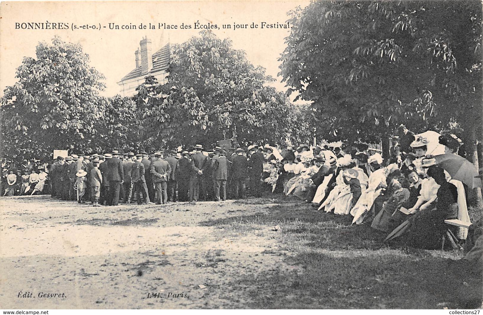 78-BONNIERES-SUR-SEINE - UN COIN DE LA PLACE DES ECOLES, UN JOUR DE FESTIVAL - Bonnieres Sur Seine