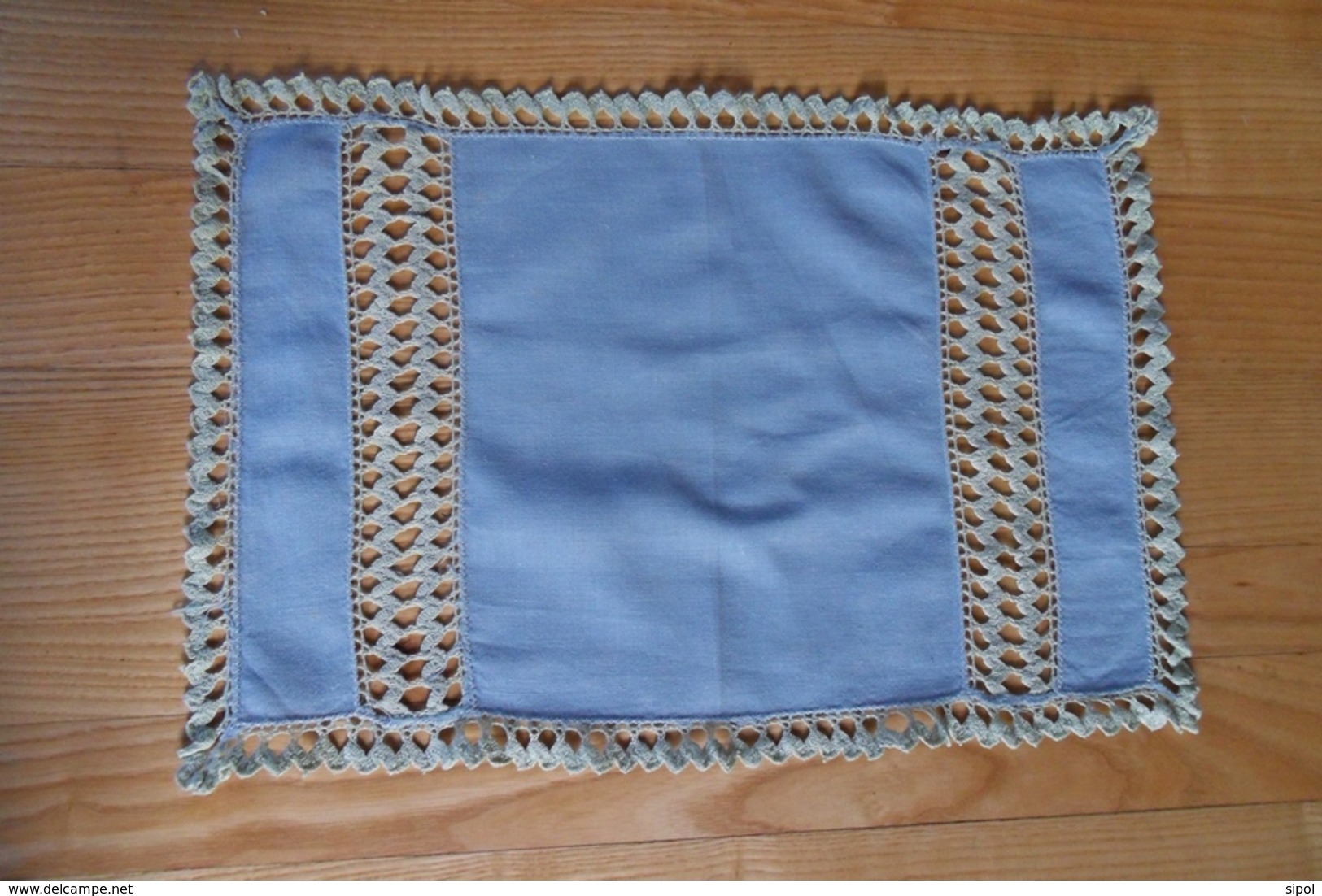 Set De Table Ou Napperon  En Coton Bleu Agrémenté De Dentelle Crochet à La Main - Autres & Non Classés