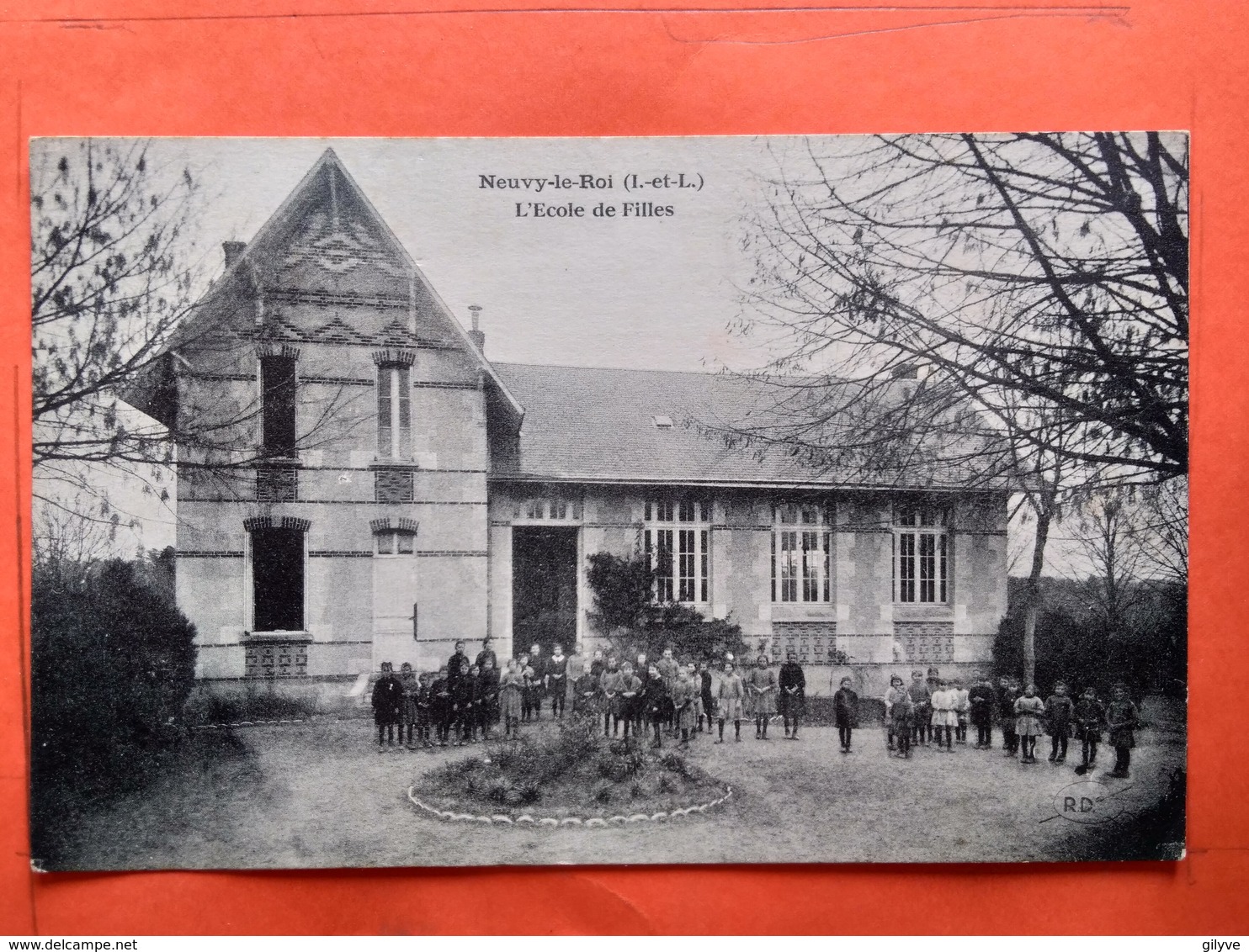 CPA (37) Neuvy Le Roi. L'école De Filles.  (N.171) - Neuvy-le-Roi