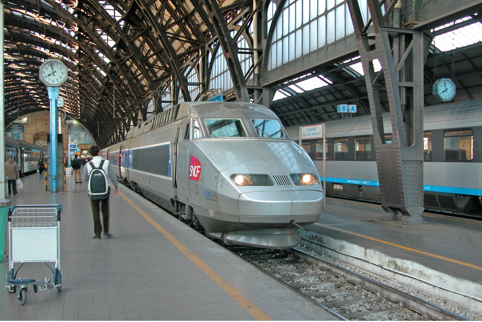 Milan (Lombardie - Italie)  22 Mars 2008  La Rame TGV R N°4506 (tricourant) En Gare De Milano Centrale - Stations With Trains