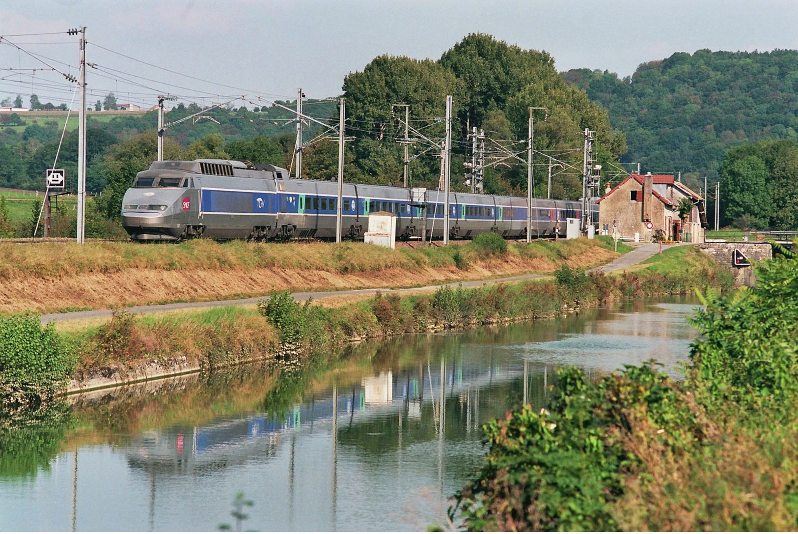 Pompierre (25)  15/09/2007 -  Le TGV PSE N°37 Assurant Le  TGV 6674 Belfort/Paris Lyon  Longe Le Canal Rhin/Rhône - Trains