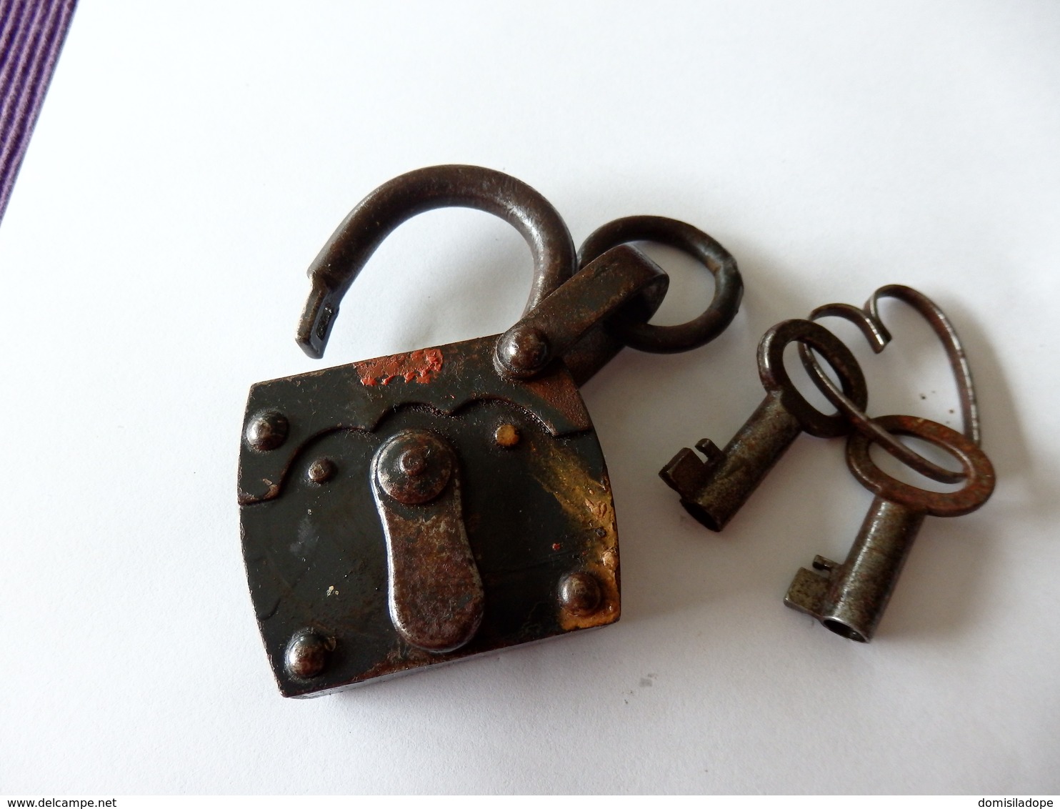 Cadenas Ancien - Artisanat Fer Forgé - 2 Clef Sur Porte Clé En Forme De Coeur En état De Fonctionnement .+ - Ironwork