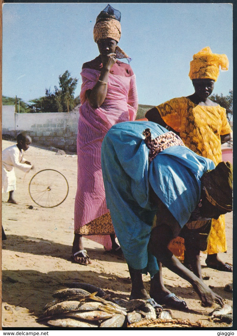 °°° 19060 - SENEGAL - DAKAR - FISHWIFE AT THE BEACH - 1974 With Stamps °°° - Senegal