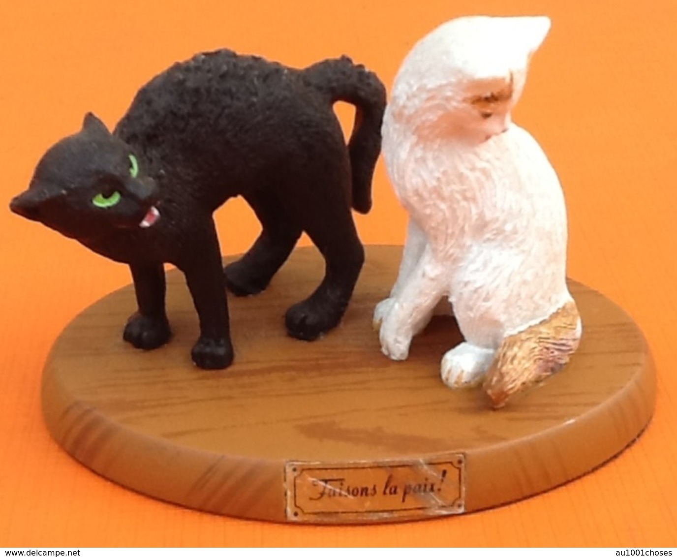 Statuette Sur Socle L' Amour Des Chats   " Faisons La Paix " - Animals