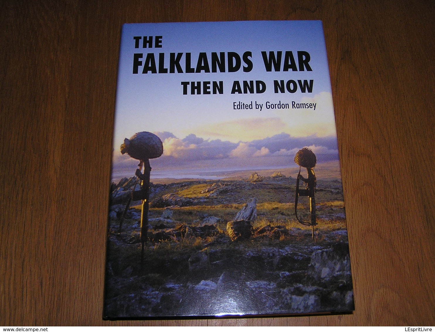 THE FALKLANDS WAR Then And Now Guerre Argentine UK Royaume Uni Argentina 1982 Islands British Task Force Marine Aviation - Guerre Che Coinvolgono UK