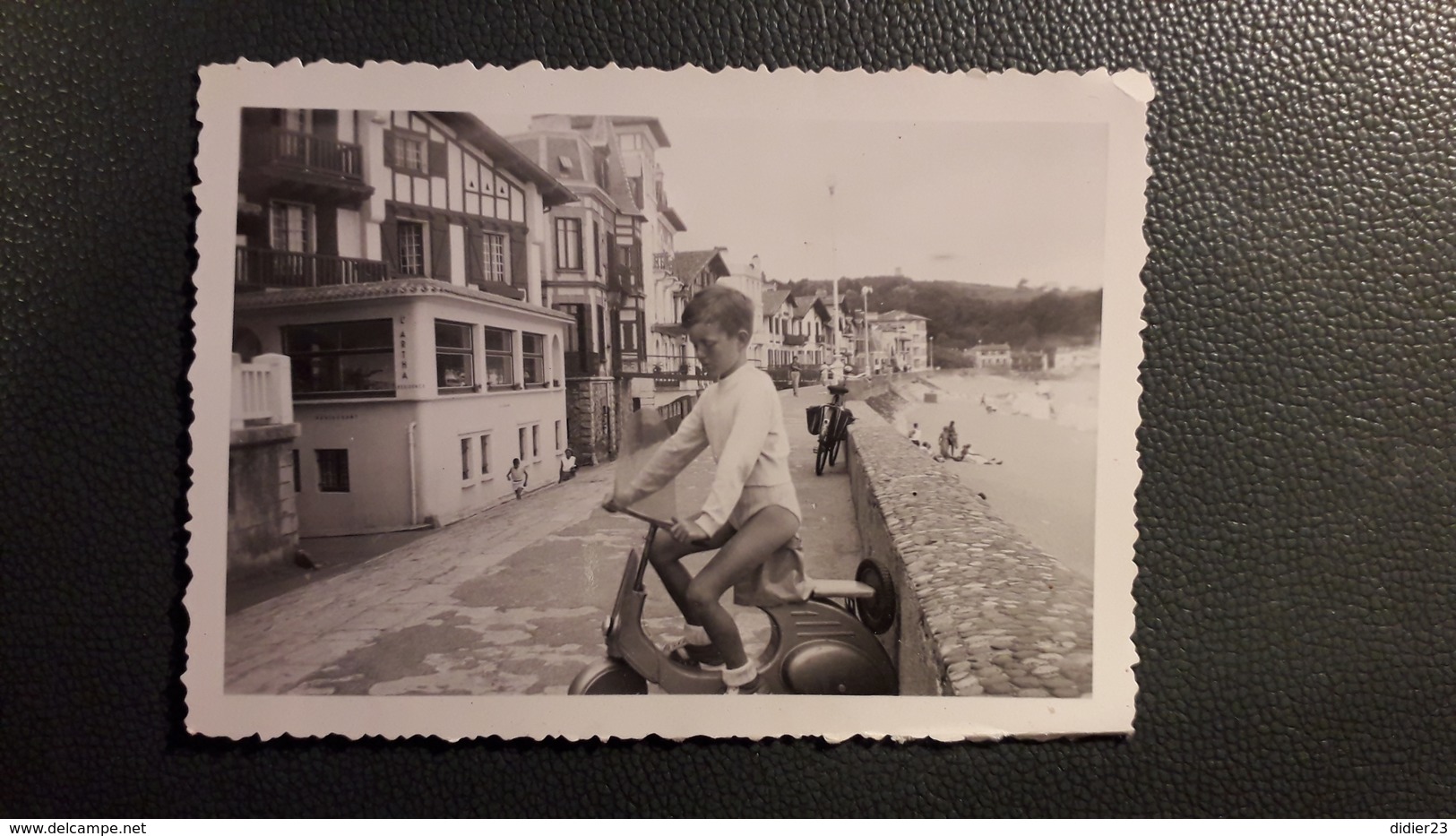 PHOTO  ENFANT SAINT JEAN DE LUZ BORD DE MER SCOOTER VELO AVEC SACOCHE  RESIDENCE L'ARTHA PAYS BASQUE JOUET - Places