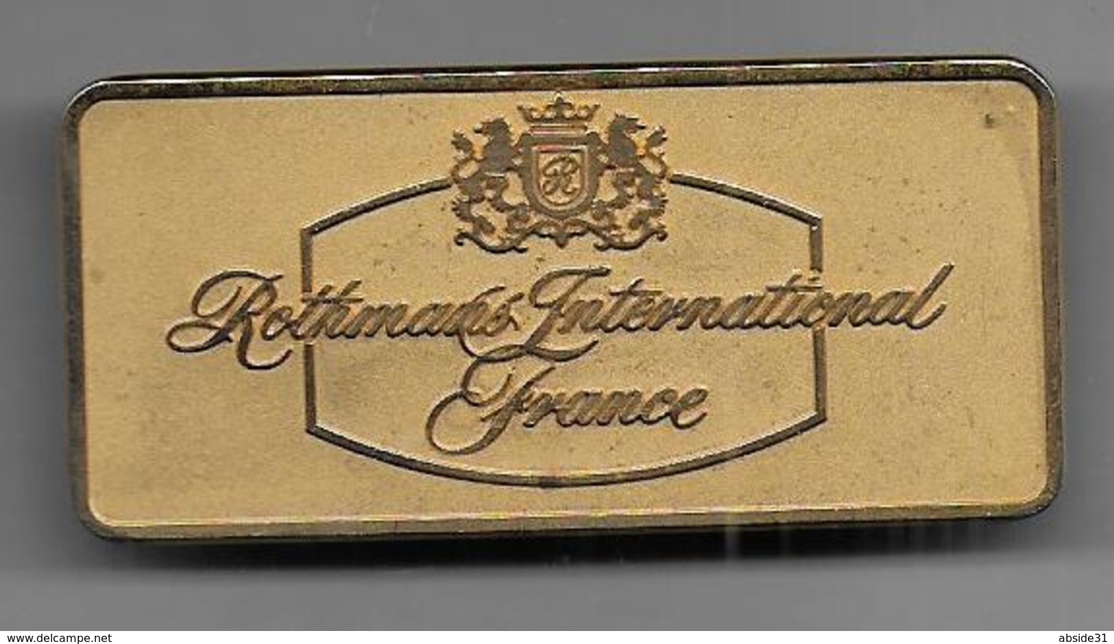 Rothmans International France - Insigne Arthus Bertrand  (66 Mm X 31 Mm ; Poids : 37 Gr ) - Objets Publicitaires