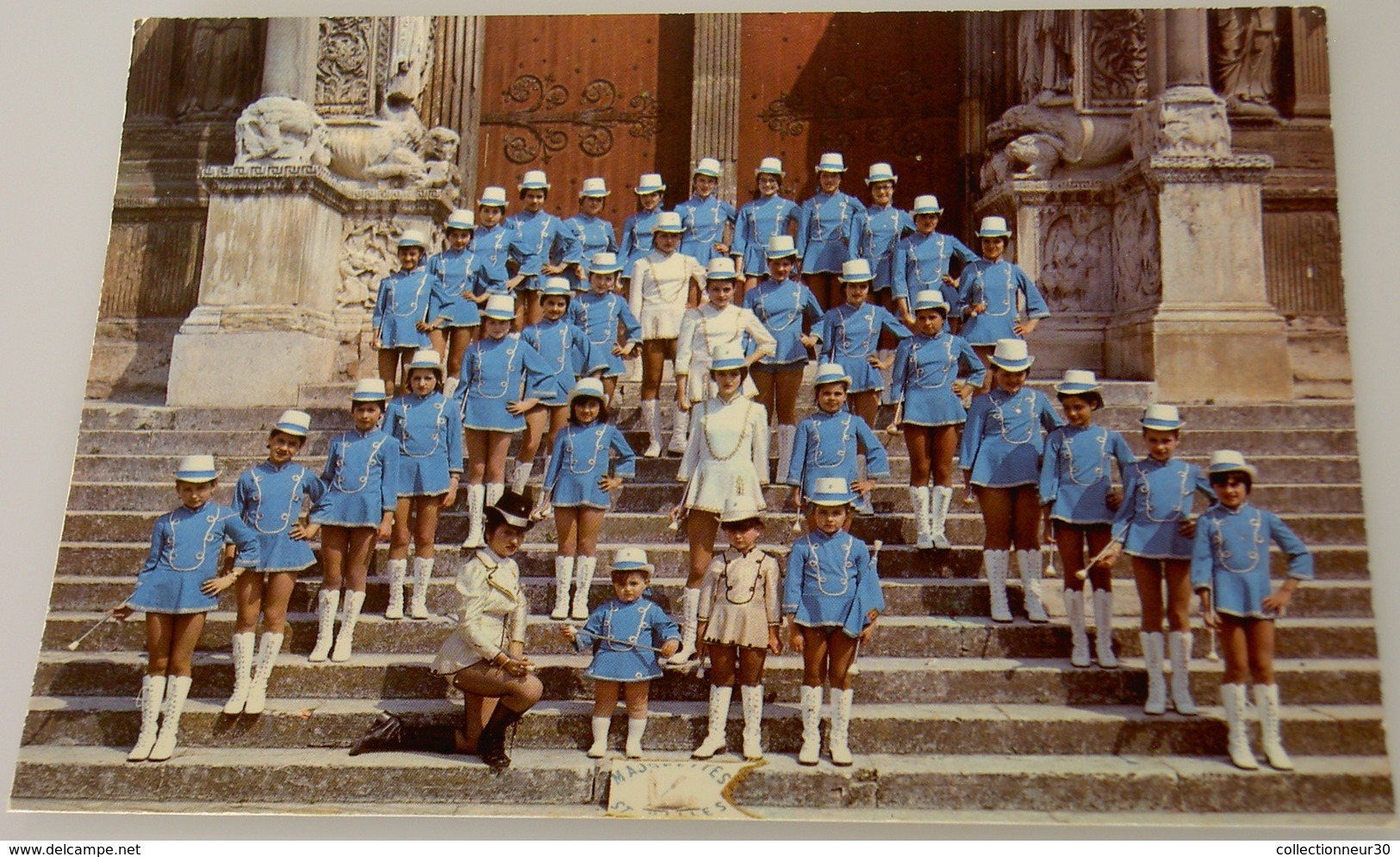 30 SAINT GILLES   MAJORETTES  LES BICHES SAINT GILLOISES - Saint-Gilles