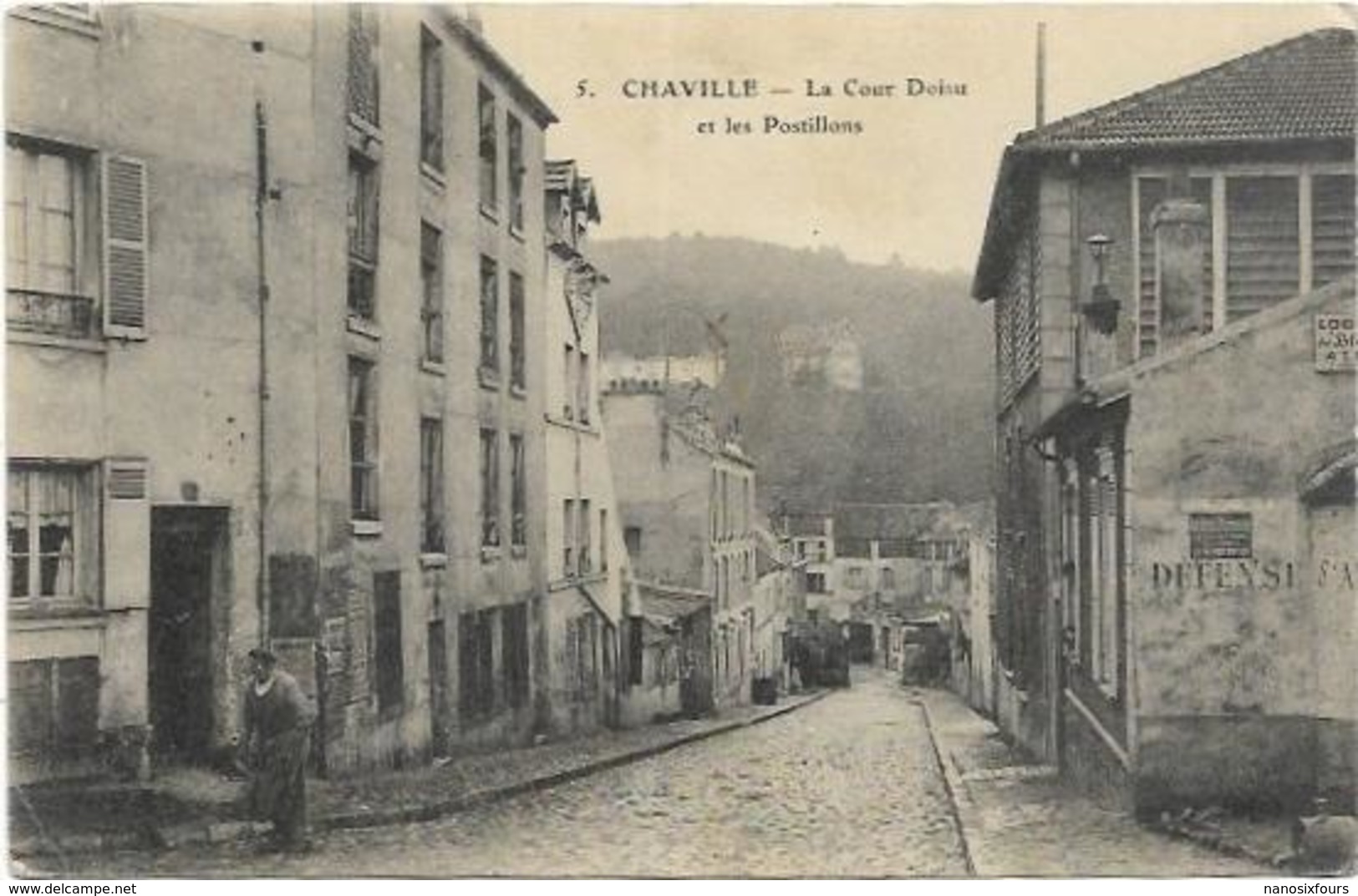 92. CHAVILLE.  LA COUR DOISU ET LES POSTILLONS - Chaville