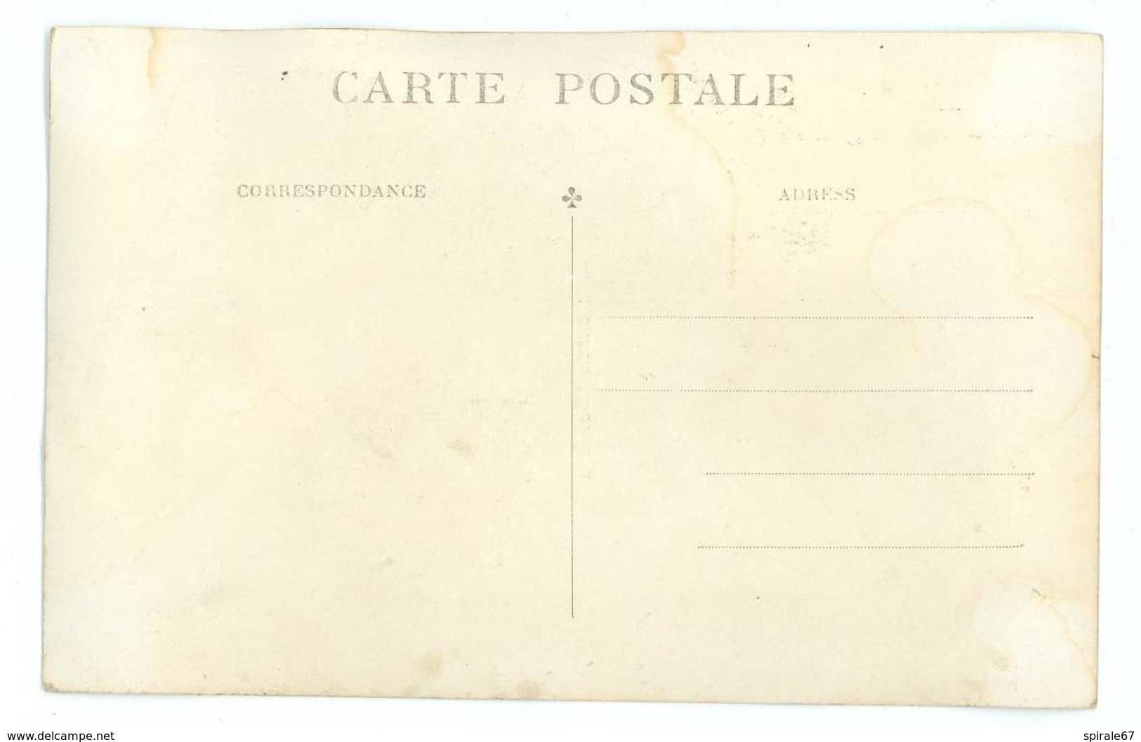 Carte Photo D'une Vieille Automobile Et De Nombreux Cyclistes (animée, Fête....) - Voitures De Tourisme