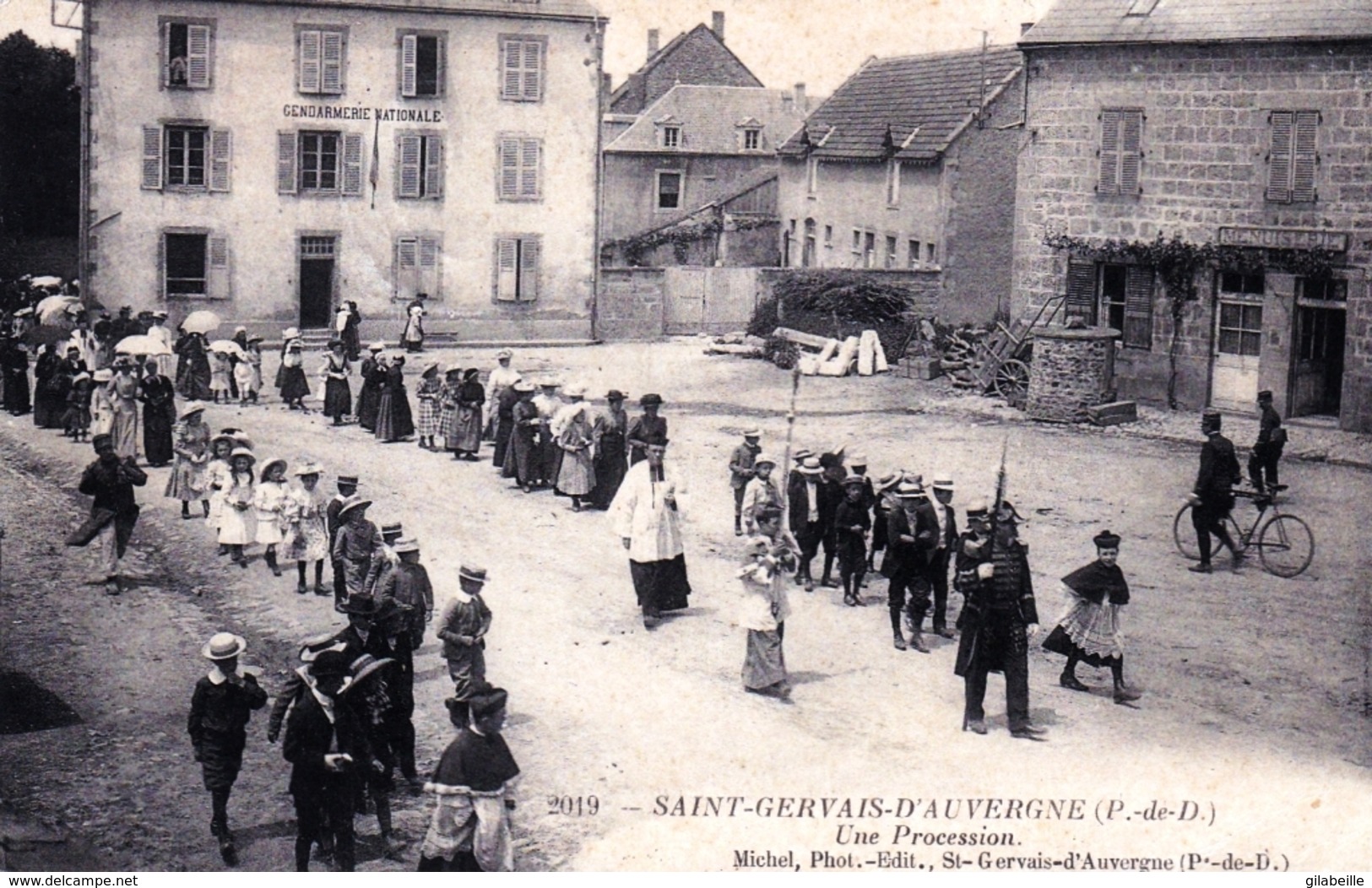 63 - Puy De Dome - SAINT GERVAIS  D AUVERGNE - Une Procession - Gendarmerie - Autres & Non Classés