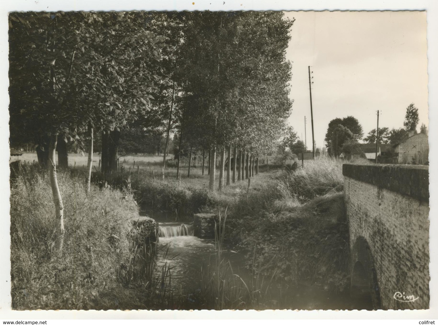 86 - St-Gervais-les-Trois-Clochers - La Veude  -  Le Lavoir Municipal - Saint Gervais Les Trois Clochers