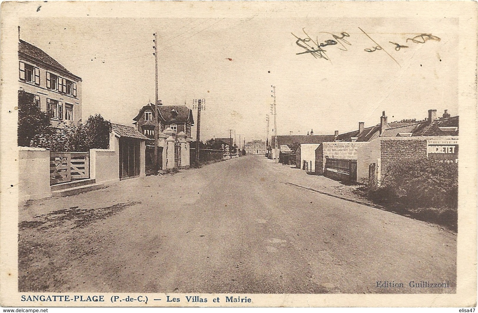 62  SANGATTE  PLAGE  LES  VILLAS  ET  LA  MAIRIE - Sangatte