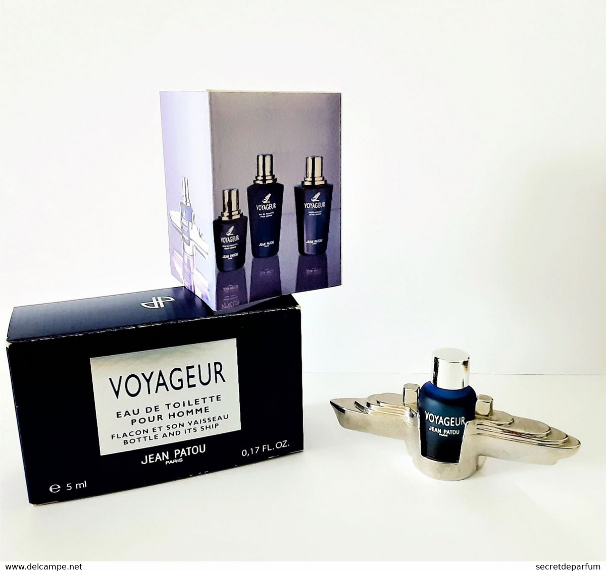 Miniatures De Parfum  VOYAGEUR  De  JEAN PATOU  5 Ml  EDT +  Bateau Métal + Boite   Miniature Verre BLEU MAT  Dépoli - Miniatures Hommes (avec Boite)