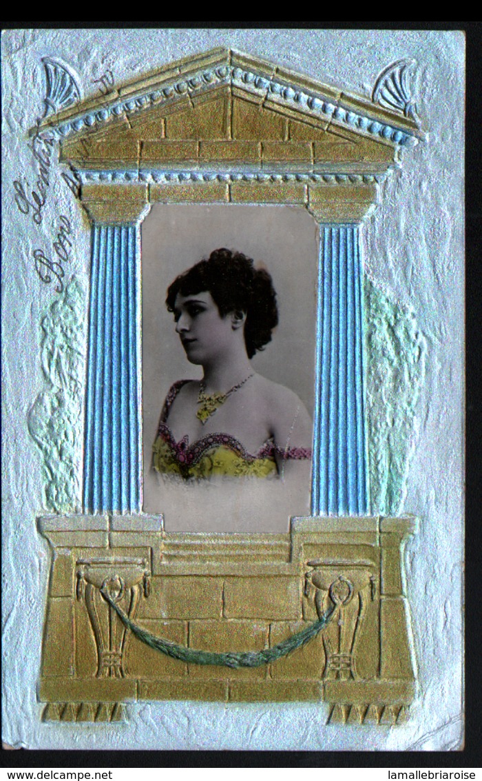 Carte Gauffree, Photo De Femme Dans Une Decoration D'architecture Grecque - Femmes