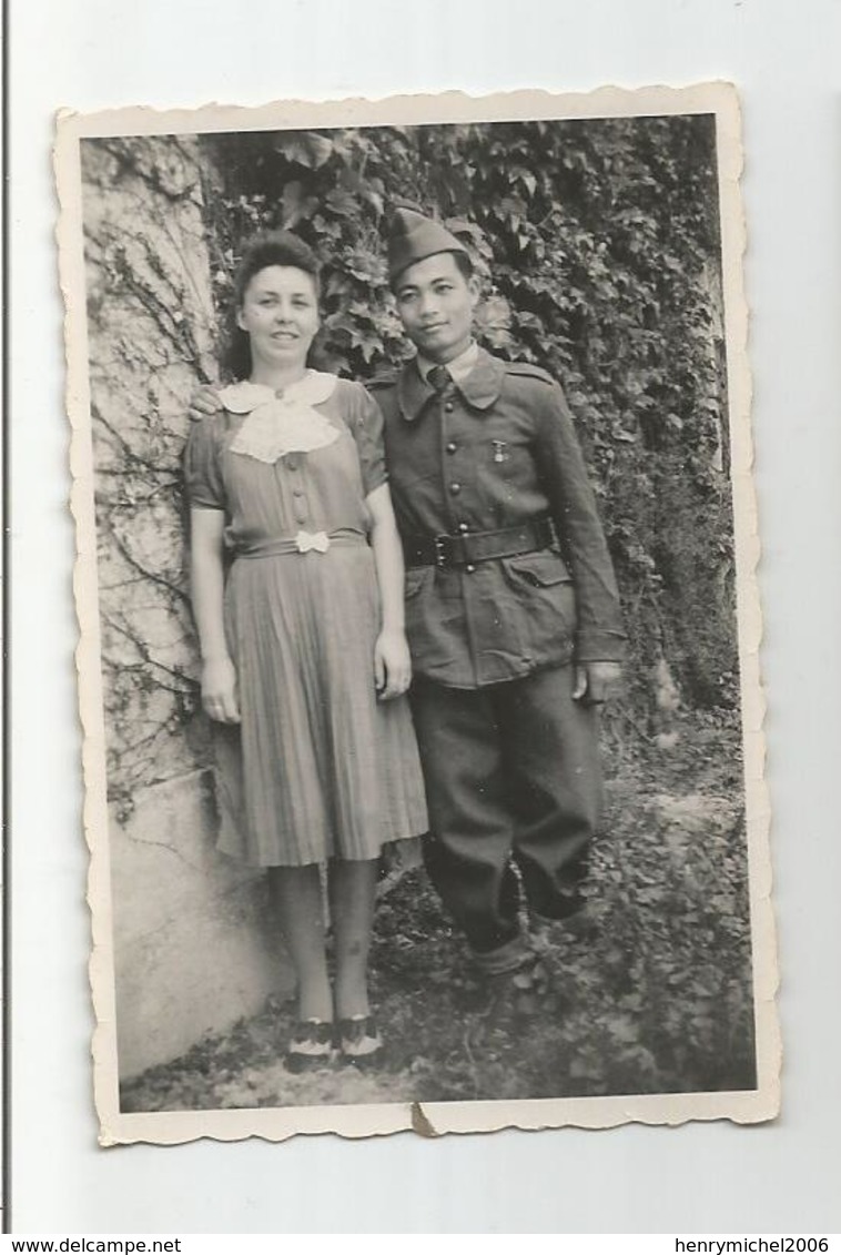 Photographie Couple Mixte Homme Noir Militaire Avec Décoration Médaille Courtivron 21 Cote D'or  Photo 5,7x8,6 Cm Env - Krieg, Militär