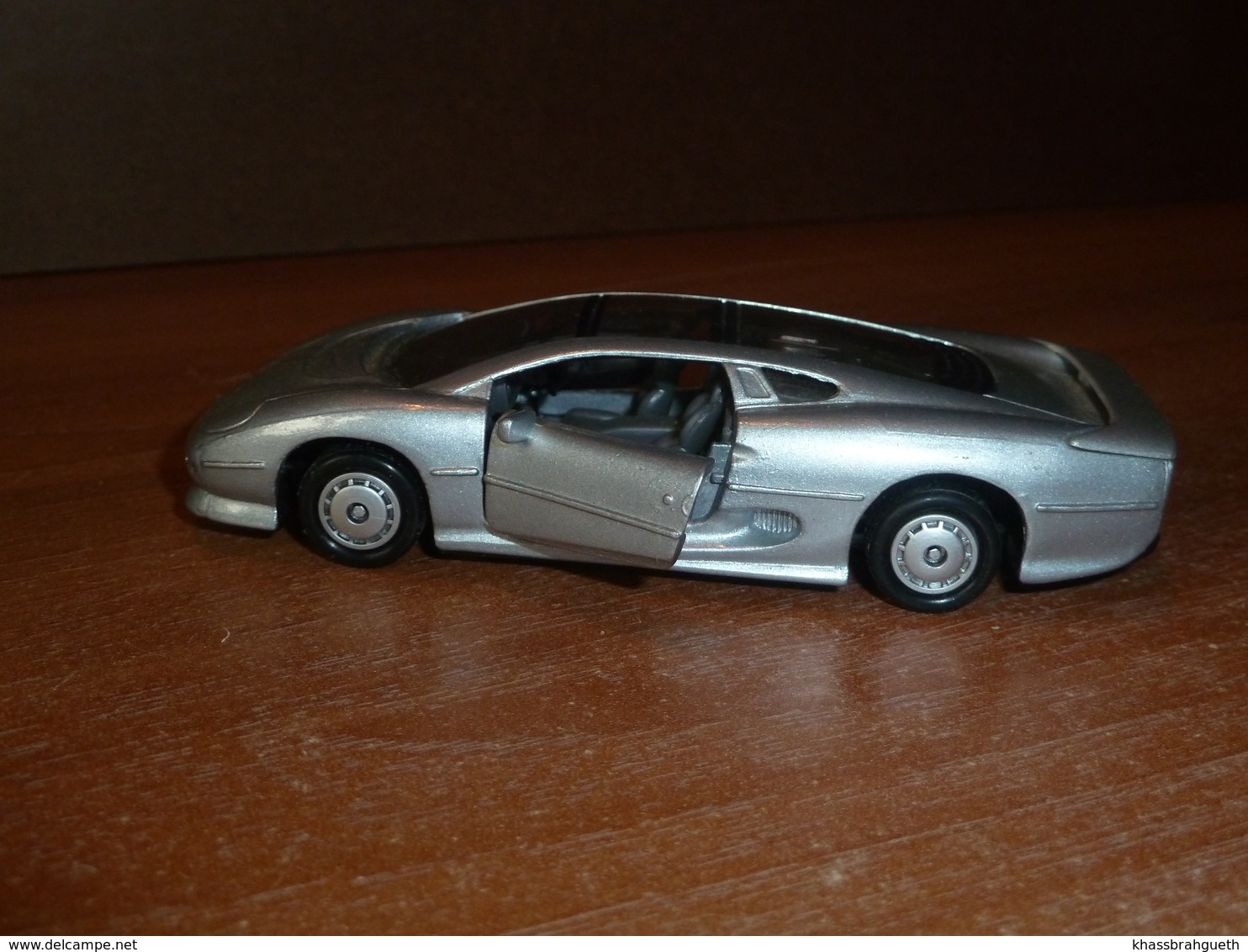 JAGUAR XJ 220 . MAISTO (1/40)