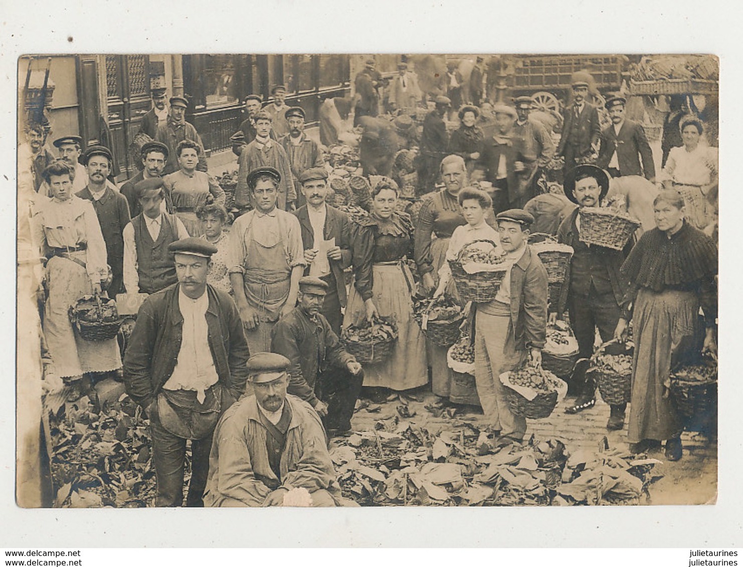 PARIS CARTE PHOTO HALLES CENTRALES PETITS MARCHANDS CPA 13.7X9 BON ETAT - Artigianato Di Parigi